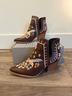 NEWBELLA Floral Embroidered Western Ankle Boots Brown Size 9 NIB